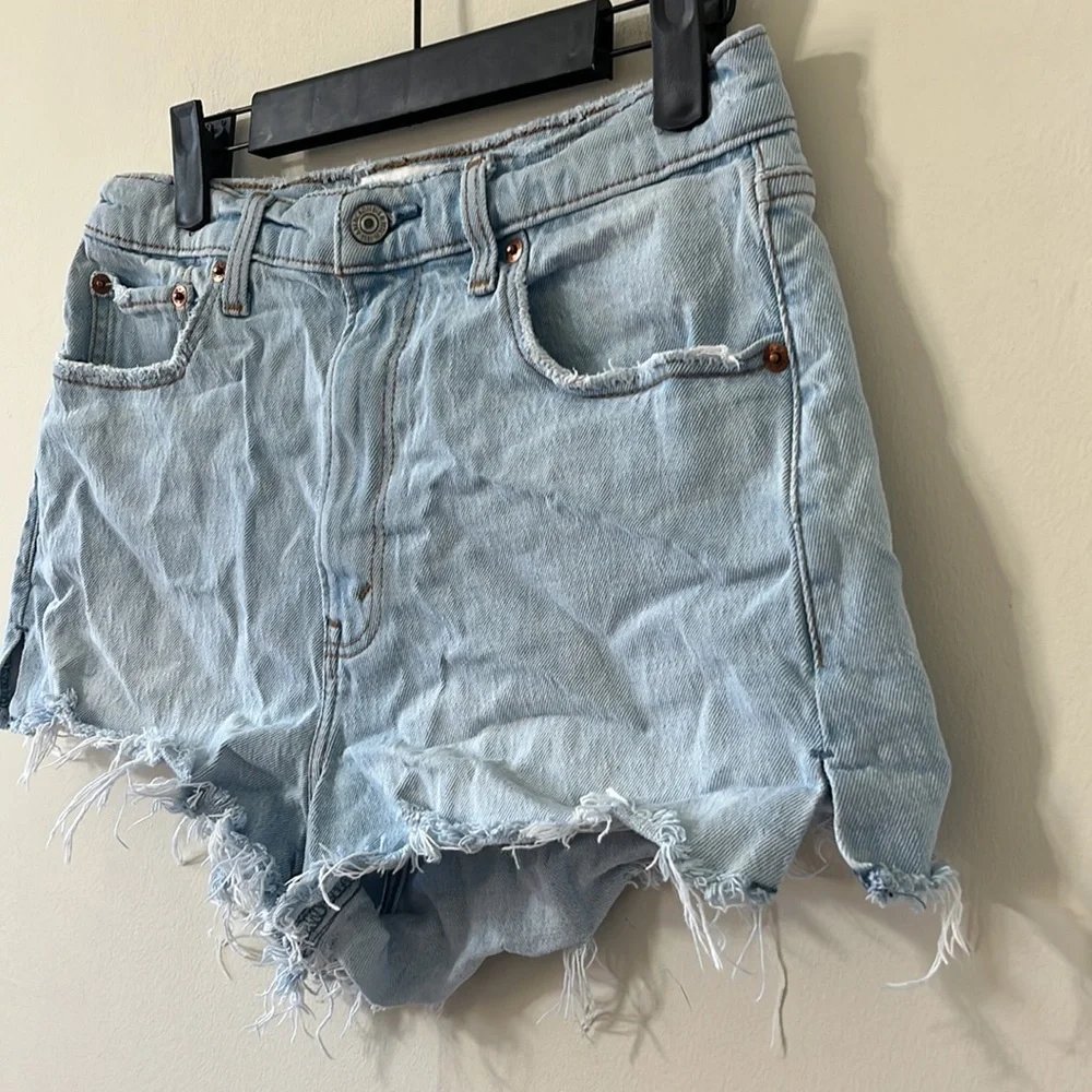 Abercrombie & Fitch The Mom Short High Rise Light Wash Distressed Denim Shorts - Picture 4 of 9